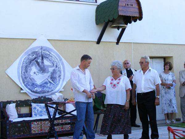 2010-ben harangot avattak az író emlékére 