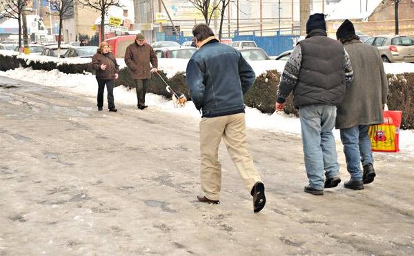 Megoldatlan az utak, járdák csúszásmentesítése az erdélyi városokban 