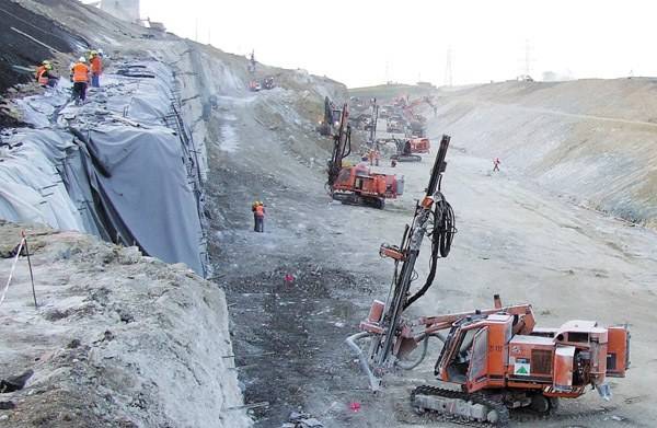 Harminc kilométer autópályát aszfaltozott le a Bechtel