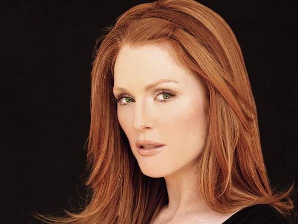Julianne Moore kapja  a Hasty Pudding-díjat