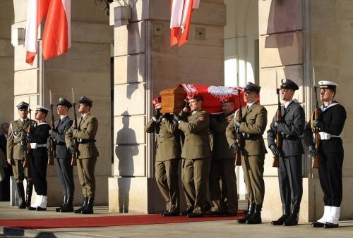 Eltemették Krakkóban Lech Kaczynski lengyel elnököt és feleségét, Mariát