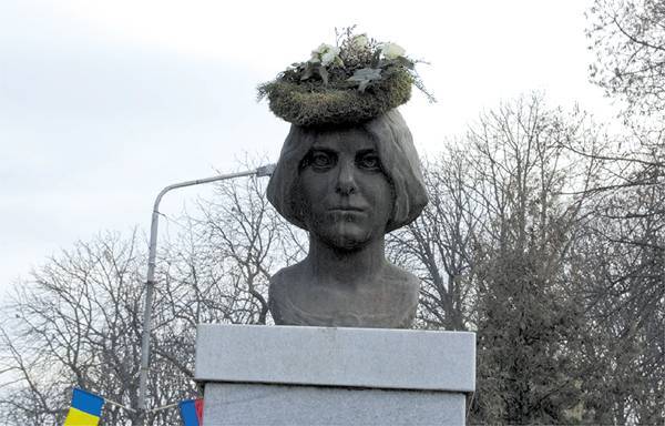 Gúnyt űztek Kaffka Margit nagykárolyi szobrából