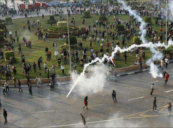 Mubarak-hívek és ellenzéki tüntetők ezrei verekedtek össze Kairóban