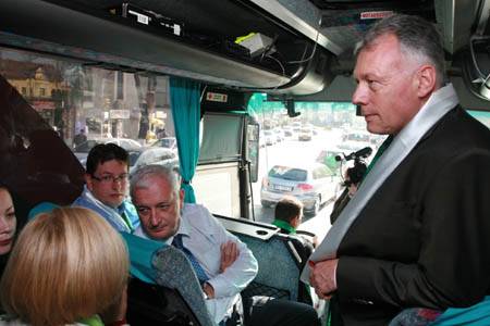 Kampánybusszal a szavazatokért