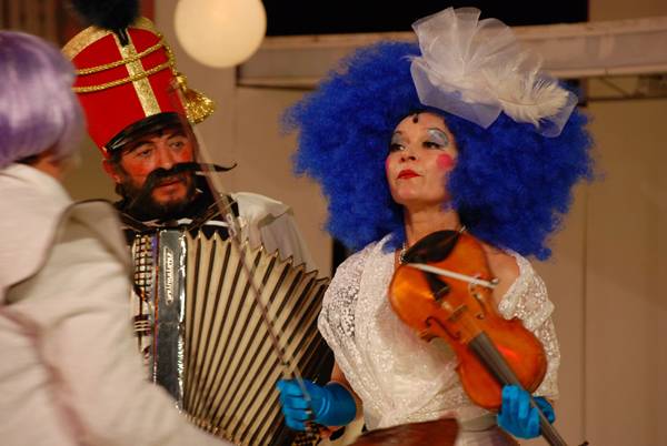 Ingyenes előadással ünnepel a Harag György Társulat