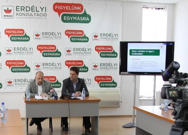 Negyedmillió magyart faggat az RMDSZ az erdélyi konzultáció keretében
