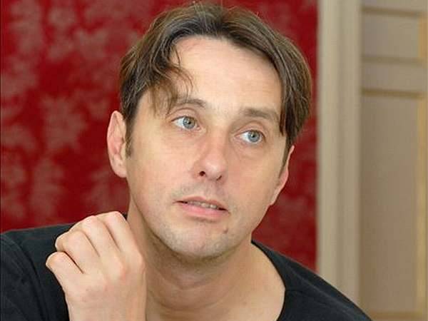 Könyvespolc: lázas  semmittevések kora