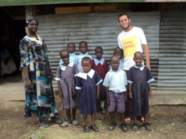 Erdélyi iskolaépítők Kenyában