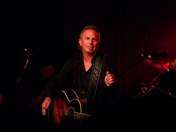 Aradon koncertezik zenekarával Kevin Costner