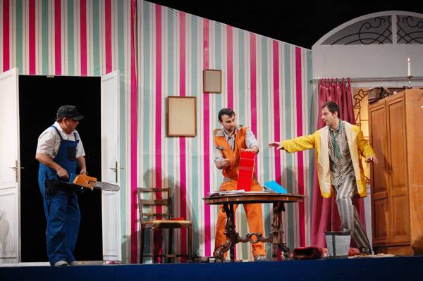 Groteszk bohózatot mutatnak be Kézdivásárhelyen