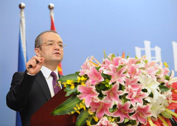 Emil Boc: nem csökkennek a bérek