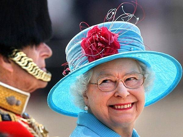 Katonai pompa a brit királynő születésnapján
