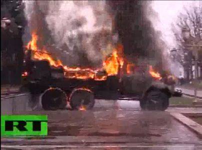 [VIDEÓ] A rendőrség tüzet nyitott a kormányellenes tüntetőkre Kirgizisztánban