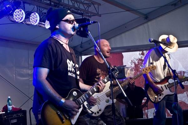 Új albummal érkezett a Félszigetre a Knock Out zenekar
