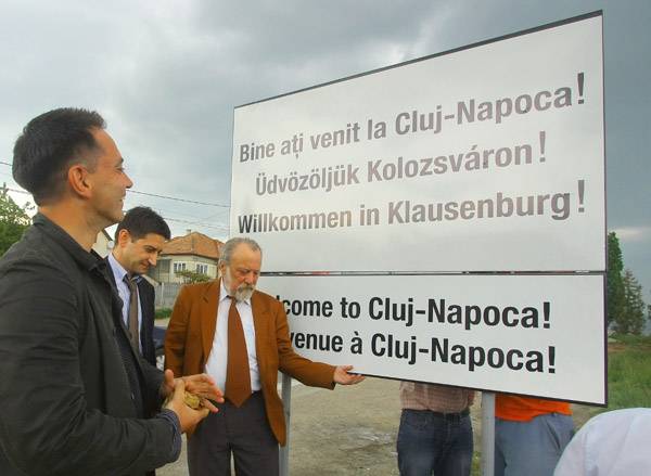 Többnyelvű táblák Kolozsvár bejáratainál 