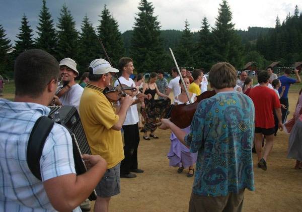 Cigányfolklór-tábor kezdődött a Kovászna megyei Kommandón