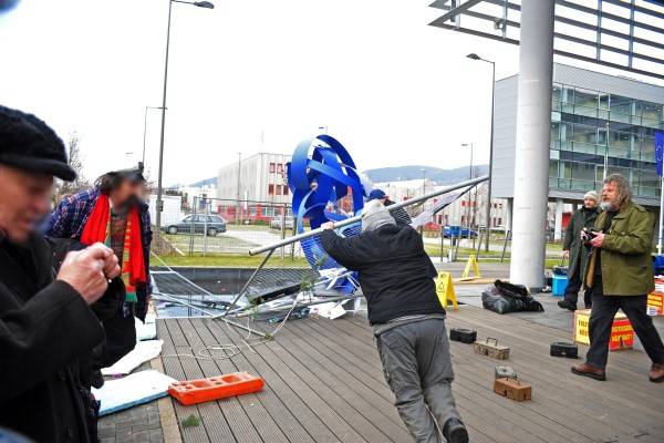 Szimpatizánsok védik az éhségsztrájkolókat Budapesten, az MTVA épületénél