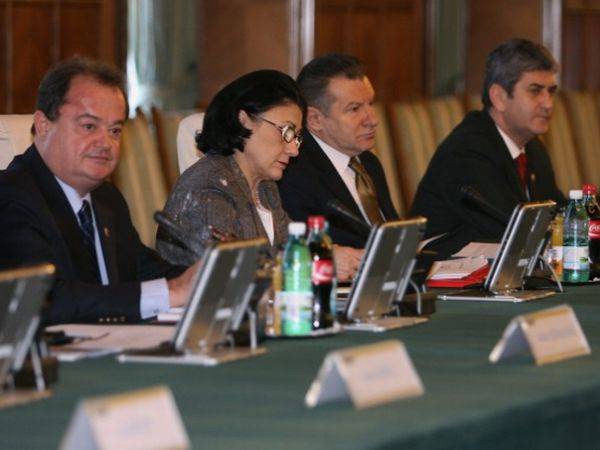 Utcára kerülhet 150 ezer közalkalmazott, szakítópróba előtt a kormány