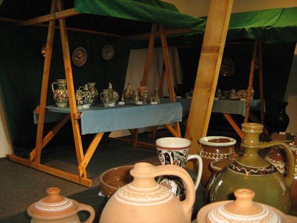 Hagyományos korondi kerámiákból nyílt tárlat Székelyudvarhelyen