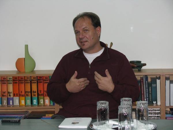 Kőrösi Zoltán író volt a nagyváradi Törzsasztal vendége