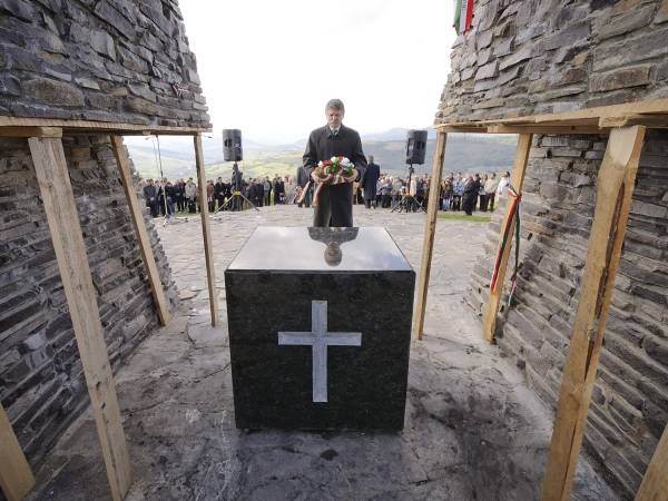 Újraavatta a honfoglalási emlékművet Kövér László Vereckén