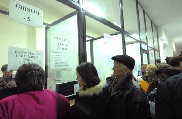 Bércsökkenésre panaszkodnak a közalkalmazottak