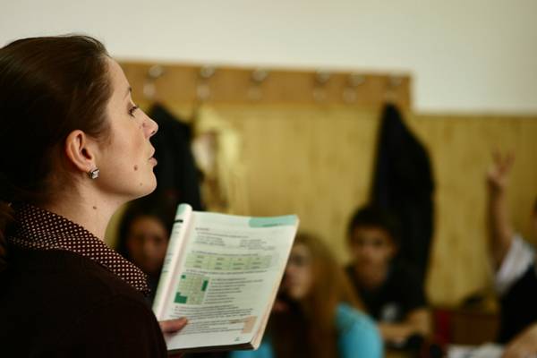 Közalkalmazotti bérpótlékokat szüntet meg a román kormány