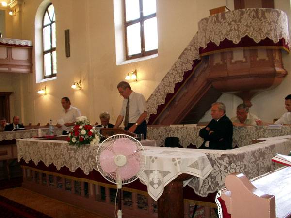 Tőkés László átadta a püspökséget Csűry Istvánnak