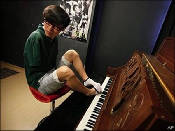 A lábujjaival zongorázó fiatalember nyerte a kínai tévés tehetségkutatót