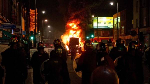 Zavargások Londonban, a tüntetők autókat gyújtottak fel és fosztogattak 