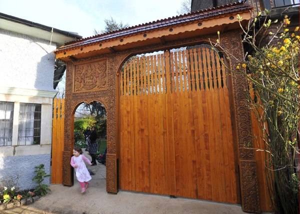 Szentegyházi mesterek által készített székely kaput állítottak Londonban