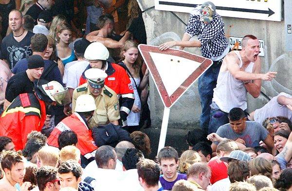 Agyontaposták egymást az emberek a duisburgi technofesztiválon (VIDEÓVAL)