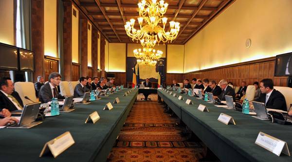 Jön a bér- és nyugdíjemelés