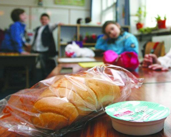 Jó hírekkel kezdődik a tanév. Úgy tűnik, már szeptemberben valamennyi óvodás és kisiskolás megkapja a neki járó gyümölcsöt, tejet és kiflit (képünk illusztráció) •  Fotó: Gönczi Ákos