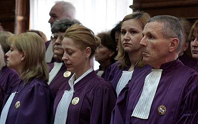 Öt évre befagyasztják a legnagyobb fizetéseket