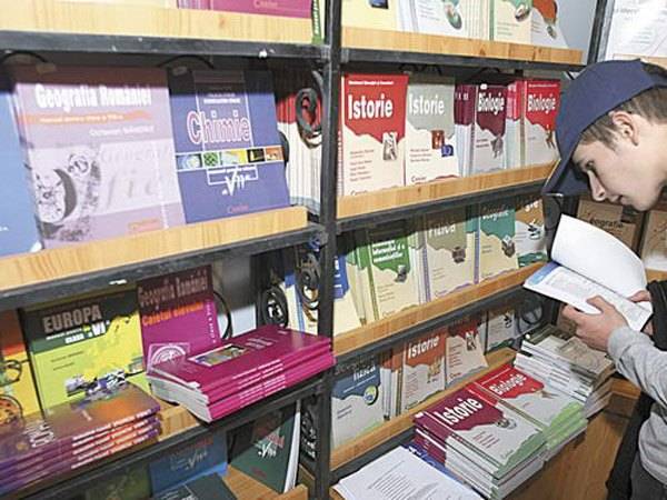 Késik a tankönyvreform, nem tanulhatnak megfelelő segédanyagokból a magyar diákok 