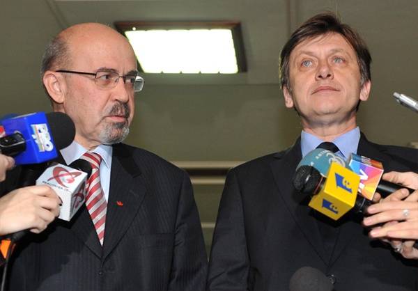 Johannis-kormány: fele a PSD-é, a másik felén a PNL és az RMDSZ osztozik