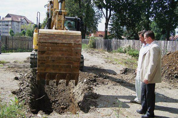 Elkezdődött a gyergyószentmiklósi távhőhálózat rendbehozatala