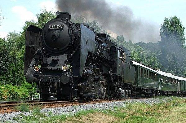 Nosztalgiavonattal érkező turisták