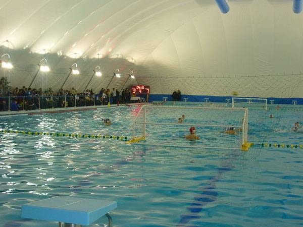 Felfújható sátorral fedték be a víkendtelepi olimpiai méretű medencét