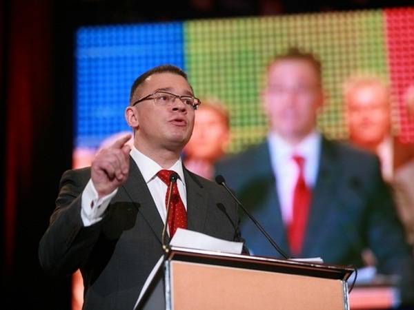 Elnökké választotta Mihai Răzvan Ungureanut a Polgári Erő