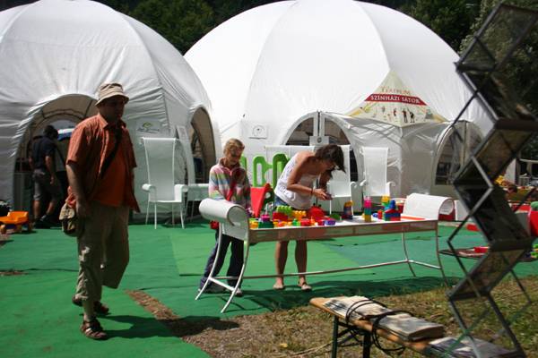 Színházba kapaszkodó Tusványos