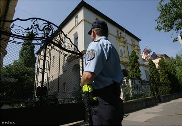 Molotov-koktélt dobtak a budapesti szlovák nagykövetség épületére