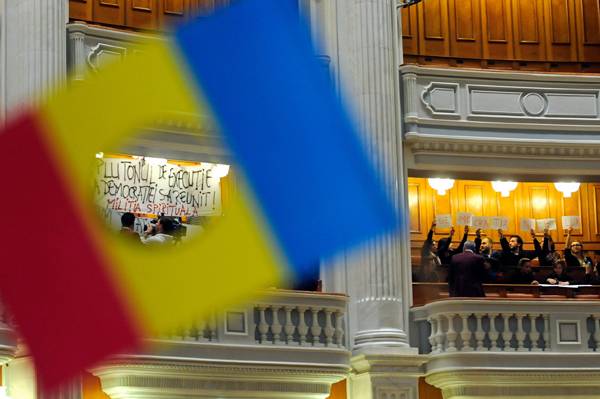 Túlélte a tizedik bizalmatlansági indítványt Emil Boc kormánya