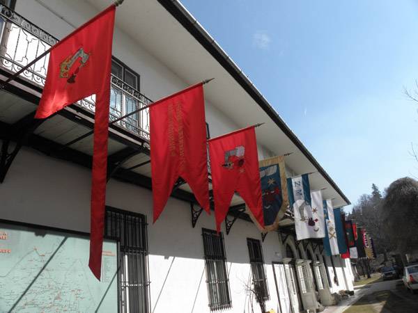 Történelmi székely zászlók lobogtak a székelyudvarhelyi múzeum udvarán