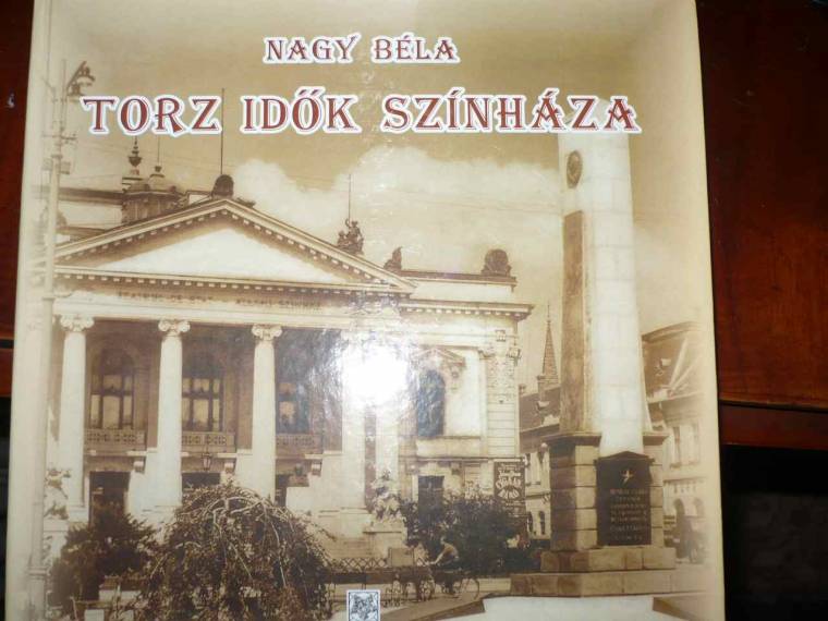 Könyvespolc: A színház mint a hatalom kiszolgálója