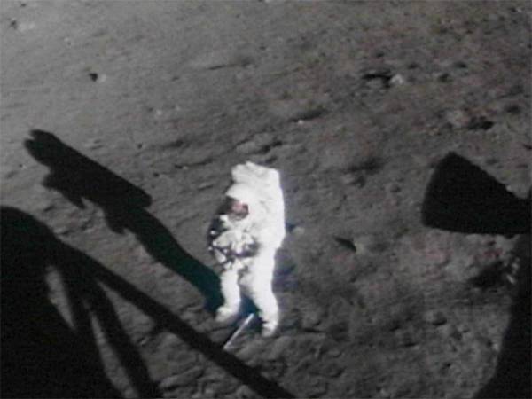Hullámsírban nyugszik majd Neil Armstrong