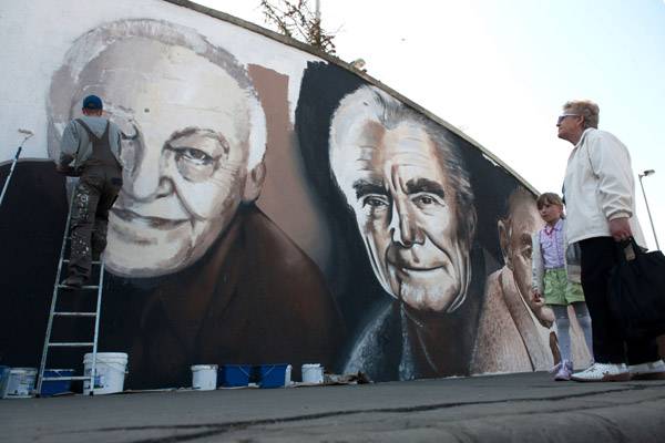 Óriás faldekoráció Budapesten a Nemzet Színészeinek portréival