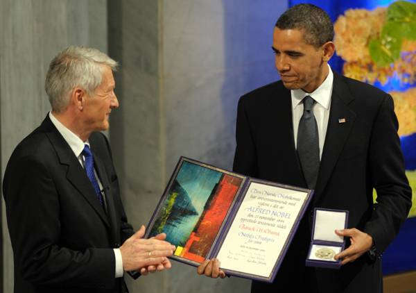 Átvette a béke-Nobel-díjat Barack Obama amerikai elnök Oslóban