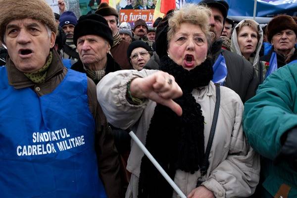 Extra nyugdíjaikért tüntettek az egyenruhások